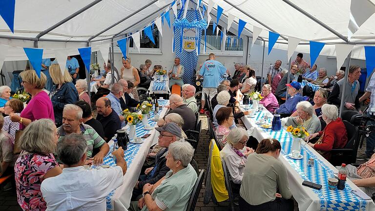 Sehr gute Stimmung und volle Hütte beim Sommerfest im AWO Haus der Senioren. Sehr gute Stimmung und volle Hütte beim Sommerfest im AWO Haus der Senioren.