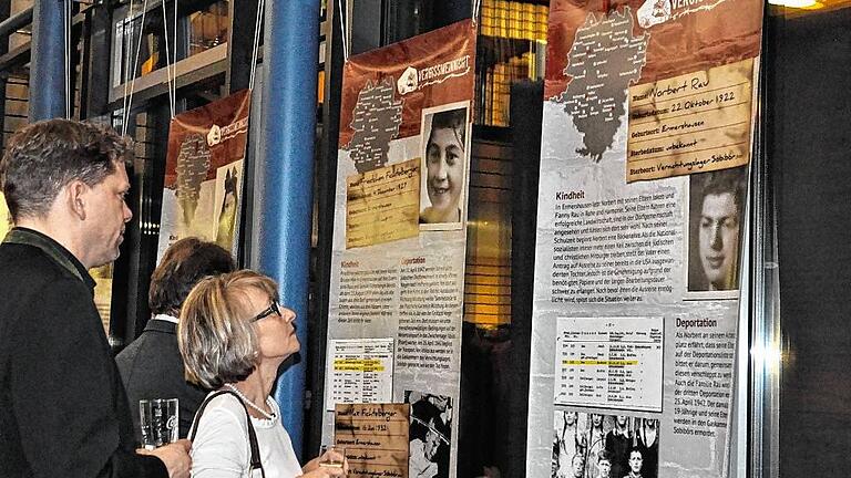 Großes Lob gab es für die Ausstellung &bdquo;Vergissmeinnicht&ldquo; über das Schicksal jüdischer Kinder bei der Präsentation am Freitag in der Mensa des Friedrich-Rückert-Gymnasiums Ebern. Die Ausstellung war im Rahmen eines P-Seminars am FRG erarbeitet worden.