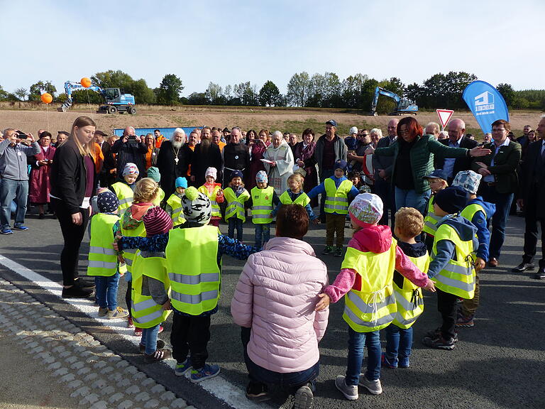 Die Kinder des Kindergartens gratulierten den Wegfurtern zur neuen Straße, welche nun um das Dorf herum führt und damit für Sicherheit auf dem Weg zum Kindergarten sorgt.