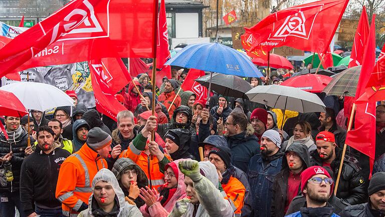 Protestaktion für sichere Jobs: Tausende Beschäftigte der großen Metallbetriebe gingen dafür am Mittwoch in Schweinfurt auf die Straße. Protestaktion für sichere Jobs: Tausende Beschäftigte der großen Metallbetriebe gingen dafür am Mittwoch in Schweinfurt auf die Straße.
