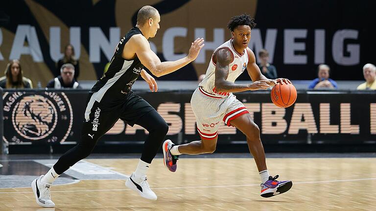 CJ Bryce (rechts) von den Würzburg Baskets zieht an Braunschweigs Robin Amaize vorbei. Die Würzburger gewannen dort ihr erstes Saisonspiel in der Basketball-Bundesliga. Nun treten sie in der Würzburger tectake-Arena gegen den Syntainics MBC aus Weißenfels an.