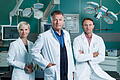 0002285179.jpg       -  So kennt man das Team aus der ARD-Serie „In aller Freundschaft“: Dr. Kathrin Globisch (gespielt von Andrea Kathrin Loewig), Dr. Roland Heilmann (Thomas Rühmann) und Dr. Martin Stein (Bernhard Bettermann).