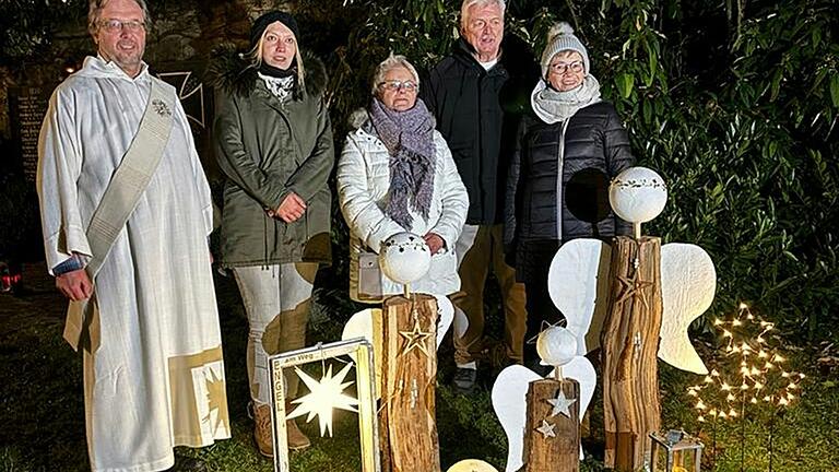 In Rödelmaier wurde der neue Engelweg von Diakon Thomas Volkmuth gesegnet. Das Bild zeigt ihn mit (von links): Nadine Hartmann, Elisabeth Schmitt, Dieter Wirsing und Doris Hornung. In Rödelmaier wurde der neue Engelweg von Diakon Thomas Volkmuth gesegnet. Das Bild zeigt ihn mit (von links): Nadine Hartmann, Elisabeth Schmitt, Dieter Wirsing und Doris Hornung.