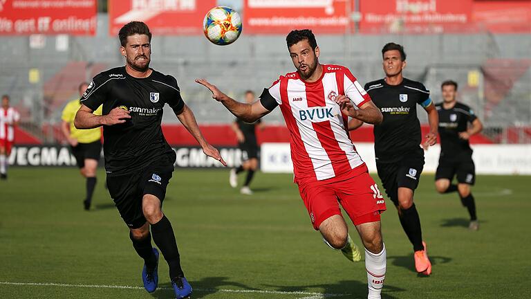 Luca Pfeiffer, hier gegen Magdeburgs Dustin Bomheuer (links), verpasste den Ausgleich kurz vor Abpfiff: Sein Kopfball landete am Pfosten.