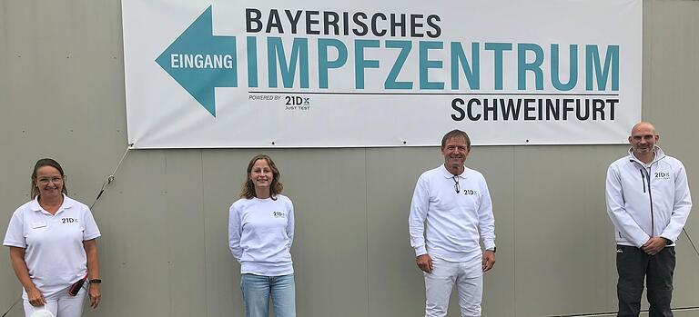 Kümmern sich auch um das Thema Impfbus am Impfzentrum Schweinfurt (von links): Heike Prescher, Lilly Felk, Dr. Markus Hüttl und Danny Orso.