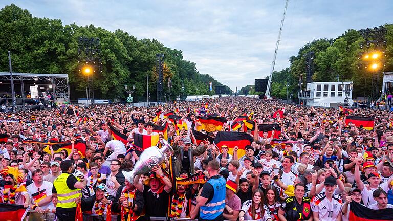 Deutschland-Fans in Berlin       -  Hunderttausende Menschen feiern während der Fußball-EM auf den Fanmeilen in Deutschland.