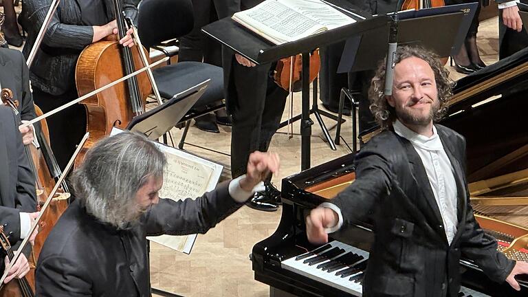 Dirigent Vladimir Jurowski (links) und Solist Martin Helmchen nach einem beeindruckenden Konzert.       -  Dirigent Vladimir Jurowski (links) und Solist Martin Helmchen nach einem beeindruckenden Konzert.