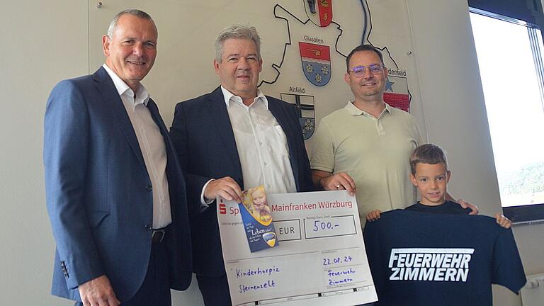 Spendenübergabe im Marktheidenfelder Rathaus (von links): Erster Bürgermeister Thomas Stamm, Kinderhospiz-Geschäftsführer Stefan Zöller und der Zimmerner Feuerwehr-Vorsitzende Mario Riedmann mit Sohn Lennart.