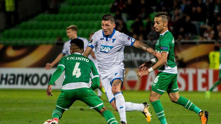 Ballverlust - Hoffenheims Steven Zuber (M) verliert den Kampf um den Ball gegen Rasgrads Cicinho (l) und Natanael. Foto: Catalin Soare Ballverlust - Hoffenheims Steven Zuber (M) verliert den Kampf um den Ball gegen Rasgrads Cicinho (l) und Natanael. Foto: Catalin Soare