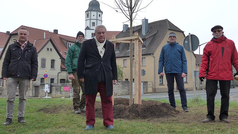 Neu gepflanzt ist die Sommerlinde als Geschenk für Winterhausen, mit (von links) Wilfried Saak, Roland Schramm, Heinz Schuster, Christian Luksch und Günther Maak.