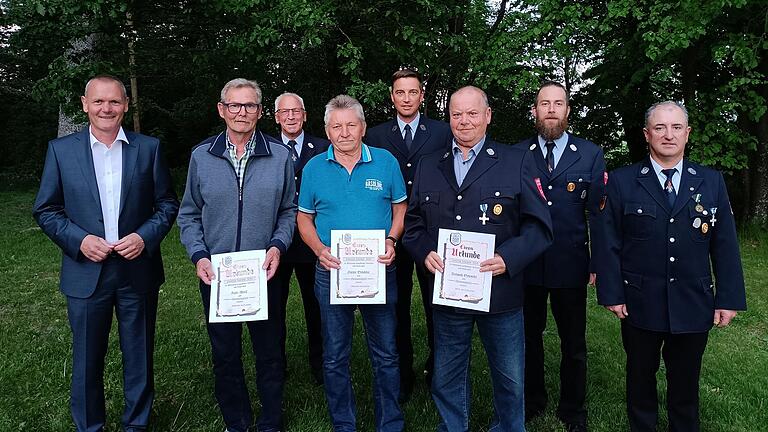 Das Foto zeigt (hinten von links): KBM Thomas Baumann, stellvertretender Kommandant Mirko Kemmer, Erster Kommandant Stephan Wiesmann sowie (vorne von links): Bürgermeister Thomas Stamm, Rudi Wolf, Dieter Schäfer, Richard Schmidt, Zweiter Vorsitzender Alexander Müller.