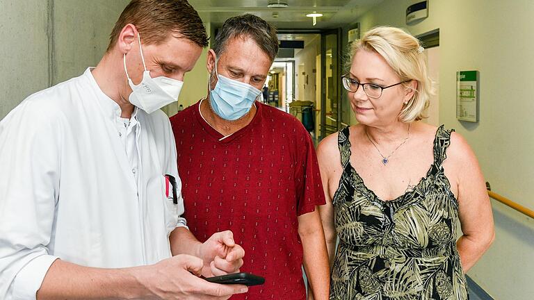 Der Chirurg Dr. Johan Lock (links) hat die Transplantation an der Uniklinik Würzburg durchgeführt. Das Bild zeigt ihn einige Tage nach dem Eingriff im Gespräch mit Markus und Sabine Kraft.