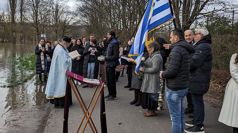 Griechisch-orthodoxe Mainsegnung in Würzburg-Sanderau.