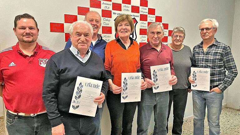 Diese Mitglieder wurden für ihre langjährige Treue und Verdeinste geehrt: (von links) Ehrenamtsbeauftragter Marco Benz, Ehrenmitglied G, Werner und Claudia Schramm, Ehrenmitglied Erwin Greul, Monika Gapon und Alois Zettelmeier. Diese Mitglieder wurden für ihre langjährige Treue und Verdeinste geehrt: (von links) Ehrenamtsbeauftragter Marco Benz, Ehrenmitglied G, Werner und Claudia Schramm, Ehrenmitglied Erwin Greul, Monika Gapon und Alois Zettelmeier.