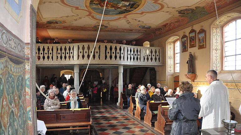 Der Erlös der Kollekte kommt der Kreuzkapelle selbst zu Gute, die Spenden draußen fließen in die geplante Renovierung der Lourdeskapelle auf dem Trieberg bei Sulzthal. - Der Erlös der Kollekte kommt der Kreuzkapelle selbst zu Gute, die Spenden draußen fließen in die geplante Renovierung der Lourdeskapelle auf dem Trieberg bei Sulzthal. Der Erlös der Kollekte kommt der Kreuzkapelle selbst zu Gute, die Spenden draußen fließen in die geplante Renovierung der Lourdeskapelle auf dem Trieberg bei Sulzthal. - Der Erlös der Kollekte kommt der Kreuzkapelle selbst zu Gute, die Spenden draußen fließen in die geplante Renovierung der Lourdeskapelle auf dem Trieberg bei Sulzthal.