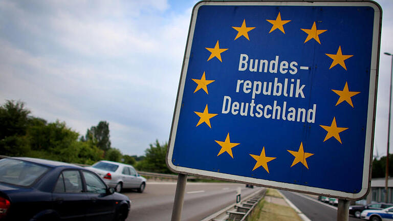 Grenzkontrolle (Symbolbild) - An der deutsch-österreichischen Grenze sollen Asylbewerber, für deren Asylverfahren andere EU-Länder zuständig sind, künftig an der Einreise gehindert werden (Symbolbild) Grenzkontrolle (Symbolbild) - An der deutsch-österreichischen Grenze sollen Asylbewerber, für deren Asylverfahren andere EU-Länder zuständig sind, künftig an der Einreise gehindert werden (Symbolbild)