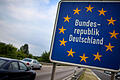 Grenzkontrolle (Symbolbild)       -  An der deutsch-österreichischen Grenze sollen Asylbewerber, für deren Asylverfahren andere EU-Länder zuständig sind, künftig an der Einreise gehindert werden (Symbolbild)