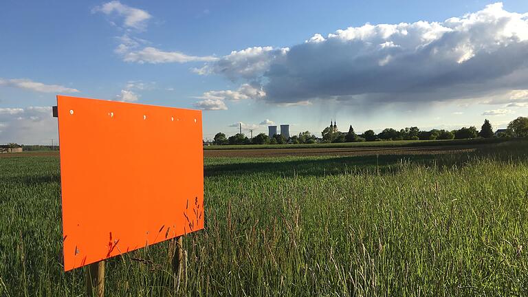 Protest gegen den geplanten Sand- und Kiesabbau bei Grafenrheinfeld: Knallrote Tafeln entlang des Abbaugebiets sollen dem Betrachter die Dimension des Projekts veranschaulichen. Protest gegen den geplanten Sand- und Kiesabbau bei Grafenrheinfeld: Knallrote Tafeln entlang des Abbaugebiets sollen dem Betrachter die Dimension des Projekts veranschaulichen.