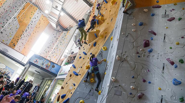 Viel los im Kletterzentrum: die Würzburger Stadtmeisterschaft im Klettern und Bouldern 2019. Viel los im Kletterzentrum: die Würzburger Stadtmeisterschaft im Klettern und Bouldern 2019.