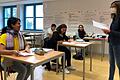 Samstagmorgen im Deutschkurs: Monika Zimmermann (stehend) mit ihren Schülerinnen Arnelly Prado, Dina Schupp, Sahar Sultani (vordere Reihe von Links) und Jiafu Xiao (hintere Reihe).&nbsp;