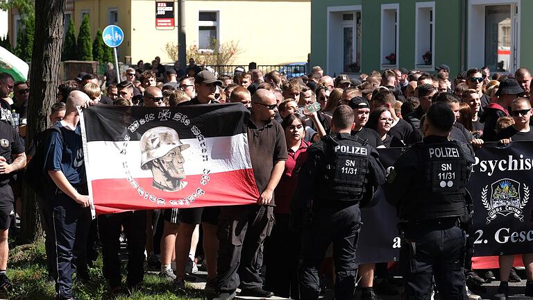CSD Bautzen       -  Teilnehmer einer rechtsextremen Demonstration gegen den CSD in Bautzen werden von Polizisten begleitet.