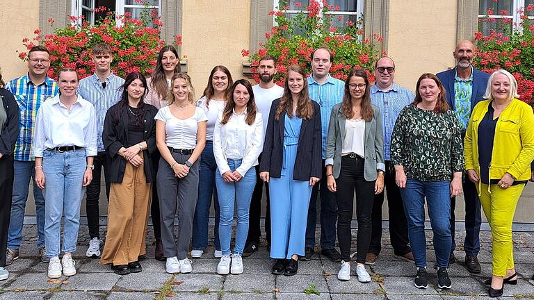 Mit Freude treten die Junglehrer ihre Lehrtätigkeit an. Hinten von links: Steven Grötsch, Andreas Büchs, Saskia Hein, Carolin Töpel, Maximilian Rothkopf, Johannes Klug, Stefan Bauch, Karl-Heinz Deublein, vorne von links:&nbsp; Rebecca Krieg, Ute Geuß, Anne Hahn, Lea Krickel, Josy Jürgens, Julika Hauck, Sophia Weisenseel, Joanna Chlon-Grygier, Karoline Dolze und Josef Demar.