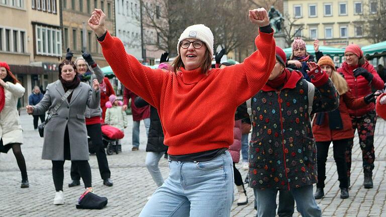 Tanzlehrerin Julia Dietz von der TG 48 Schweinfurt sorgte für die Choreographie des Flashmobs bei 'One Billion Rising' auf dem Schweinfurter Marktplatz. Tanzlehrerin Julia Dietz von der TG 48 Schweinfurt sorgte für die Choreographie des Flashmobs bei 'One Billion Rising' auf dem Schweinfurter Marktplatz.