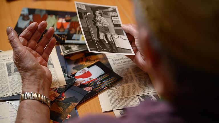 Von seiner langjährigen Karriere im Fasching hat Rudi Hepf unzählige Zeitungsartikel und Fotos gesammelt – dazu gibt es selbstverständlich die passenden Anekdoten. Von seiner langjährigen Karriere im Fasching hat Rudi Hepf unzählige Zeitungsartikel und Fotos gesammelt – dazu gibt es selbstverständlich die passenden Anekdoten.