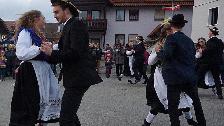 Die Kirchweih in Ginolfs wurde in diesem Jahr wieder in der Dorfmitte gefeiert – weil es da einfach schöner ist. Die Kirchweih in Ginolfs wurde in diesem Jahr wieder in der Dorfmitte gefeiert – weil es da einfach schöner ist.