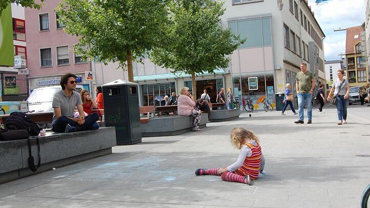 Ein Kind spielt im Kreuzungsbereich Spiegel-Eichhornstraße. Den Planungen zufolge sollen nach dem Umbau der Spiegelstraße hier wieder Omnibusse entlang fahren. Foto: Stadtratsfraktion Grüne Ein Kind spielt im Kreuzungsbereich Spiegel-Eichhornstraße. Den Planungen zufolge sollen nach dem Umbau der Spiegelstraße hier wieder Omnibusse entlang fahren. Foto: Stadtratsfraktion Grüne