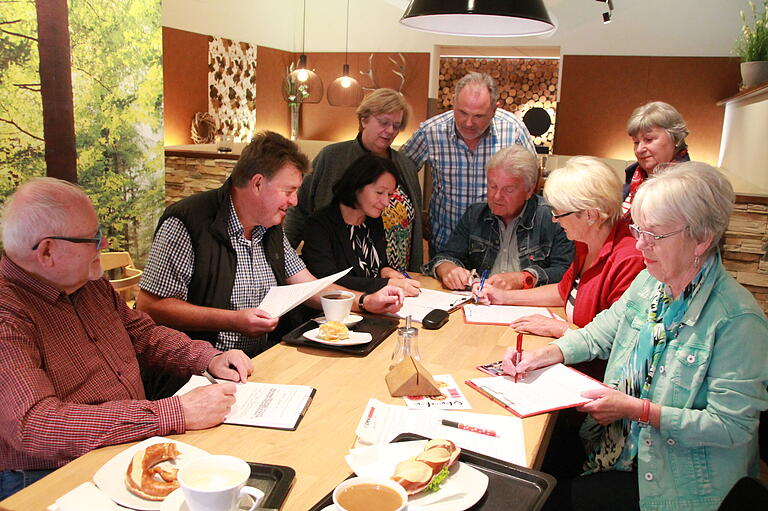 Die Karlstadter SPD bei der Auswertung des Tests zu den Mitfahrerbänken. Sitzend von links Gunter Schergl, Harald Schneider, Martha Bolkart-Mühlrath, Werner Johannes, Heidi Wright und Gertrud Gehret, stehend Heike Kohlmann, Walter Amberg und Marianne Kuhn.