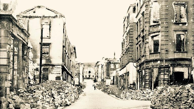 Auch Grombühl hatte am 16. März 1945 schwere Schäden davongetragen. Das Foto zeigt die Brücknerstraße.