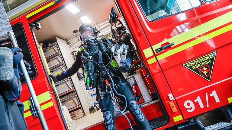 Die Tauchereinheit der Berufsfeuerwehr Würzburg verwendet für ihre Arbeit spezielle Masken und Unterwassertelefone.