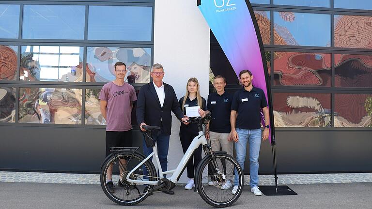 Das von der ÜZ Mainfranken zusammen mit Müller’s Radladen verloste E-Bike geht nach Geldersheim (von links): Stefan Lautner, Geschäftsführer der Müller’s Radladen GmbH, Hans-Jörg Rustler, Geschäftsleiter der Gemeinde Geldersheim, sowie Sina Nolke, Rainer Schütz und Benjamin Gesslein von der ÜZ Mainfranken.