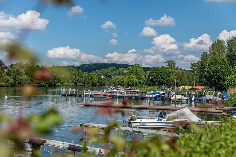 Blick auf den Bootshafen am Mainufer der Wehranlagen. Blick auf den Bootshafen am Mainufer der Wehranlagen. 