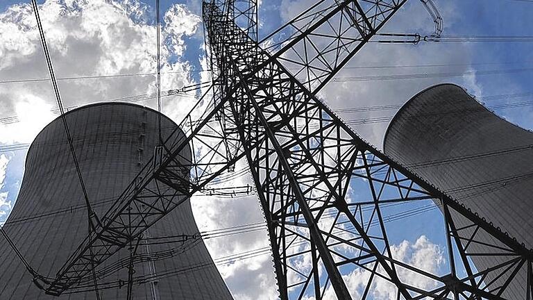 Sorgfältige Prüfung: Ein Hochspannungsmast im Kernkraftwerk Gundremmingen (Schwaben) neben dem Kühlturm. Stefan Puchner, dpa