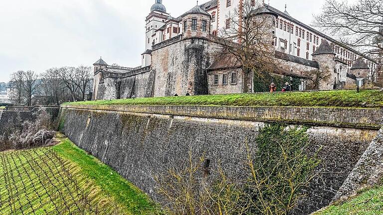 Ein ehemaliger Lastenaufzug führte über eine Rampe zum Husarenkeller an der Festung. Der Durchgang ist heute zugemauert und befindet sich an der stadtseitigen Wehrmauer der Festung Marienberg.