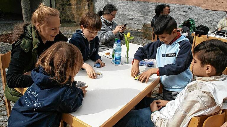 Gemeinsam spielen: Beim Karten knüpfen Kinder aus dem Stadtgebiet schnell Kontakte zu den Kindern von Asylbewerbern. Gemeinsam spielen: Beim Karten knüpfen Kinder aus dem Stadtgebiet schnell Kontakte zu den Kindern von Asylbewerbern.