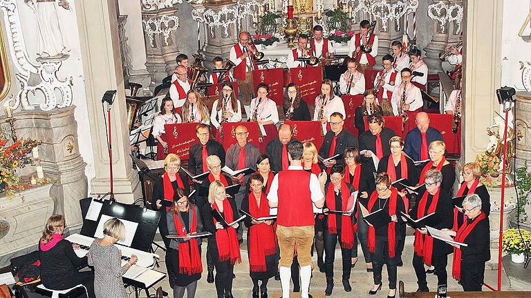 Die Trachtenkapelle Müdesheim-Reuchelheim und der Chor 'Canta:Si' gaben in der Reuchelheimer Kirche ein hochklassiges Herbstkonzert, das den Zuhörern lange in Erinnerung bleiben wird.