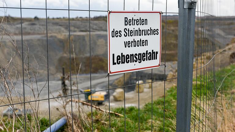 Umweltskandal im Schotterwerk: Die Betreiberfirma ist nun bereit, den illeal abgelagerten Asphalt auszubauen und zu entsorgen.