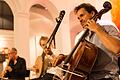 'Groovin‘ Baroque' im Würzburger Spitäle: Beim Konzert anlässlich des 100-jährigen Bestehens der VKU (Vereinigung Kunstschaffender Unterfrankens) spielten (von links) Johannes Engels (Flöte), David Bergmüller (Theorbe) und Ivan Turkalj (Barock-Violoncello).