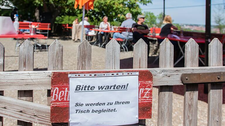 Nach langer Corona-Pause durften Mitte Mai die Außenbereiche von Restaurants und Biergärten wieder öffnen – allerdings nur unter Einhaltung strenger Hygienemaßnahmen. Hier: Blick in den Biergarten am Schützenhof.