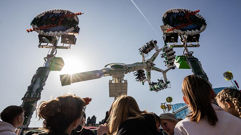 Das Fahrgeschäft 'Blackout' ist neu auf dem Würzburger Frühjahrsvolksfest - und nichts für schwache Nerven. Das Fahrgeschäft 'Blackout' ist neu auf dem Würzburger Frühjahrsvolksfest - und nichts für schwache Nerven.