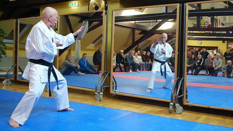 Karateka Udo Hofer gründete vor 50 Jahren den Budokan Schweinfurt. Das Jubiläum wird am 23. April mit einem Kirschblütenfest im Wildpark in Schweinfurt gefeiert.