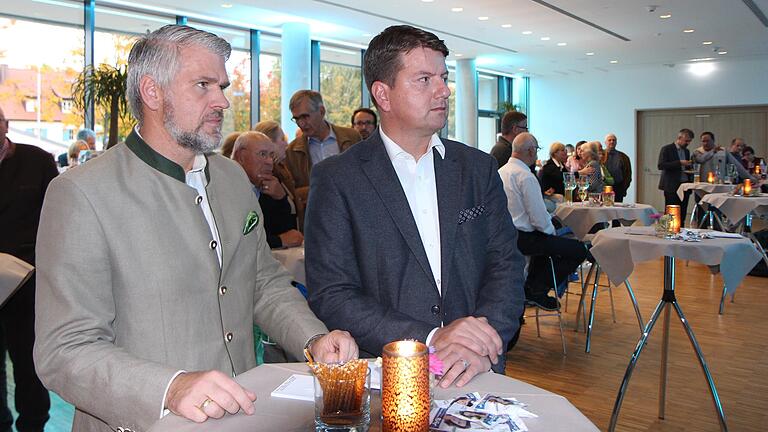 Steffen Vogel (links) und Sandro Kirchner (rechts) wollen an diesem Freitag Vorsitzender der CSU Unterfranken werden. Das Bild entstand 2017 bei einer Wahlparty in Bad Neustadt.