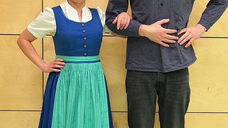 Lena Pröstler und Veit Weidinger tragen die Tracht der Rafelder Planpaare. Lena Pröstler und Veit Weidinger tragen die Tracht der Rafelder Planpaare.