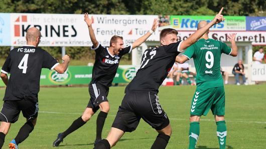 Wollen wie schon im Hinspiel beim 2:1-Heimsieg nun auch in Großbardorf (rechts Pascal Stahl) jubeln: Die Sander (von links) Florian Gundelsheimer, André Karmann und Dominic Leim.