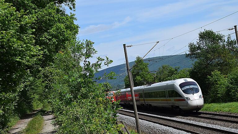Viel befahrene Trasse: Die Kapazitäten sind eng auf der Schiene zwischen Aschaffenburg &ndash; Lohr &ndash; Würzburg. Der Ausbau von Bestandsstrecken soll Verbesserungen bringen.