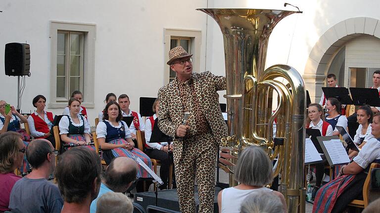 Ein Tusch mut der größten Tuba der Welt: Jörg Wachsmuth bei der Eröffnung des frisch sanierten Klosters Altstadt 2019 in Hammelburg.