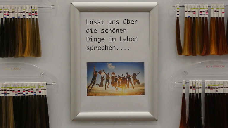 So wie Innungsobermeister Oliver Merkl geht es wohl vielen: Einfach mal nicht über Corona reden. Deshalb hängen im Geschäft auch diese Schilder an der Wand.